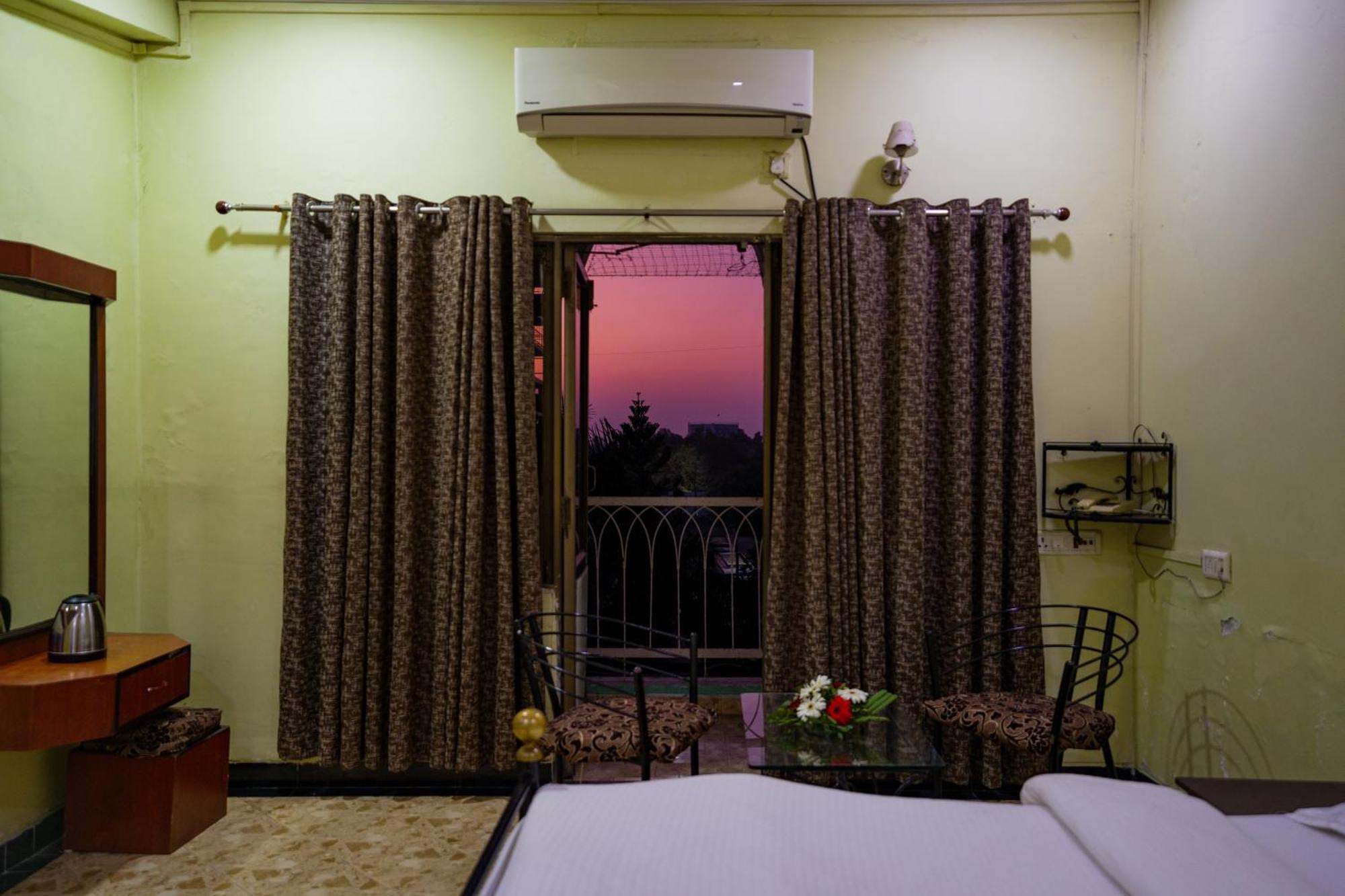 Hotel Girdhar Mahal Indore Ngoại thất bức ảnh
